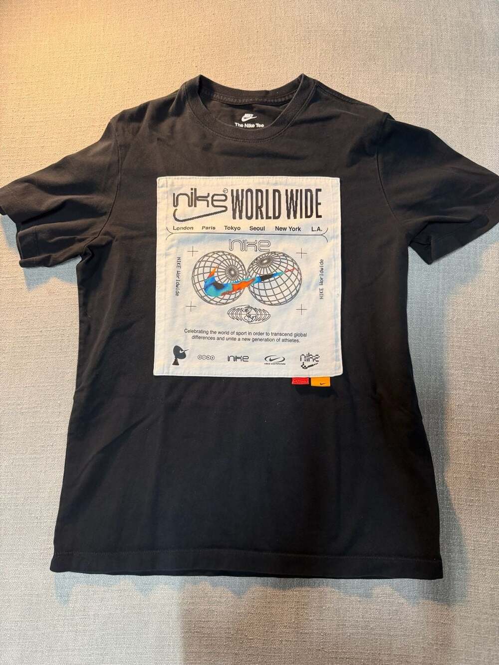 Nike World Wide Graphic Short Sleeve Black T-Shirt Medium